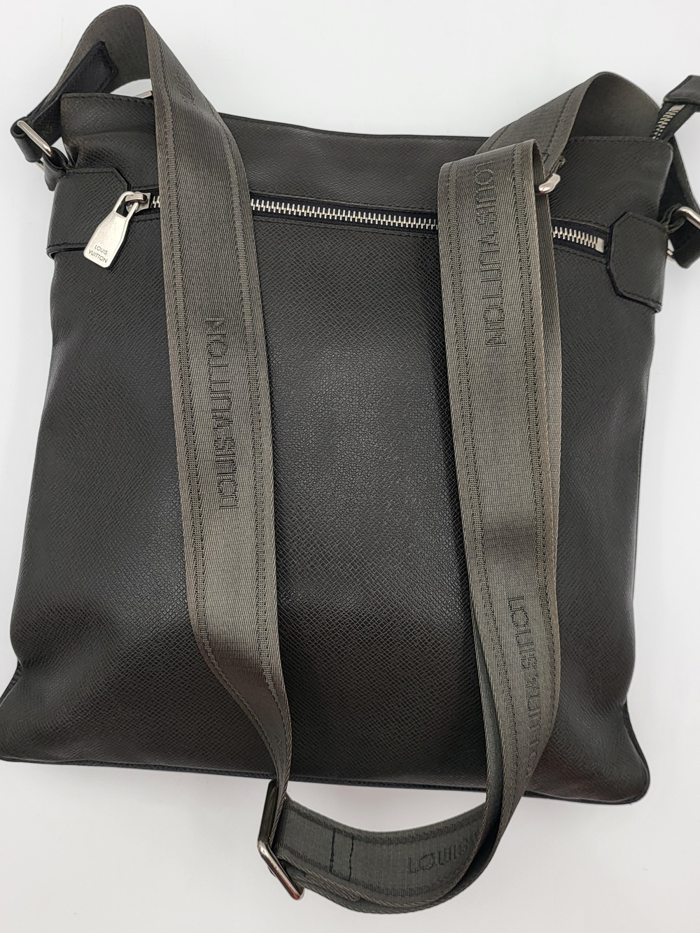 LOUIS VUITTON Glacier Taiga Leather Sasha in Dark Gray Messenger Bag Auth. w/COA
